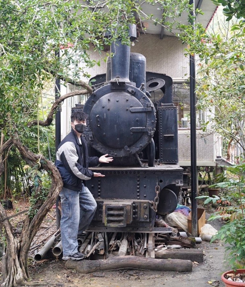 飄香高雄30年！IG爆紅「軌道送餐」土雞城，近30道雞肉料理任選、必點黃金烤雞