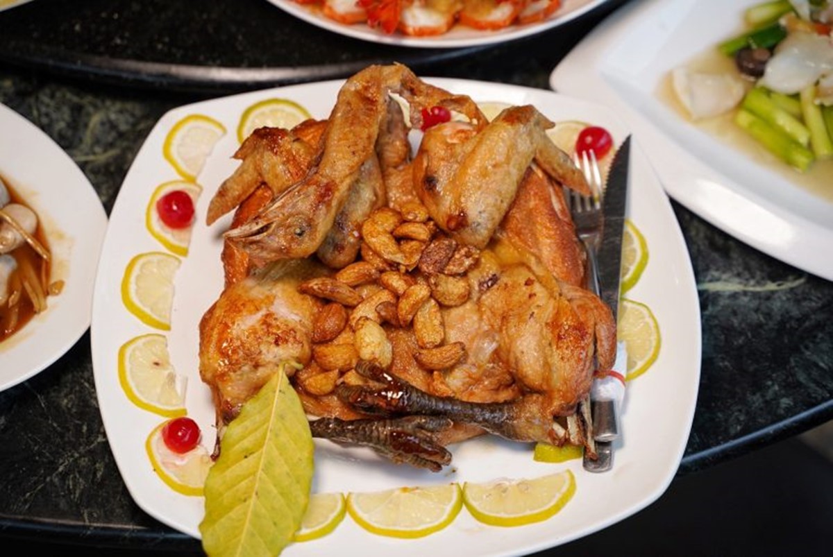 飄香高雄30年！IG爆紅「軌道送餐」土雞城，近30道雞肉料理任選、必點黃金烤雞