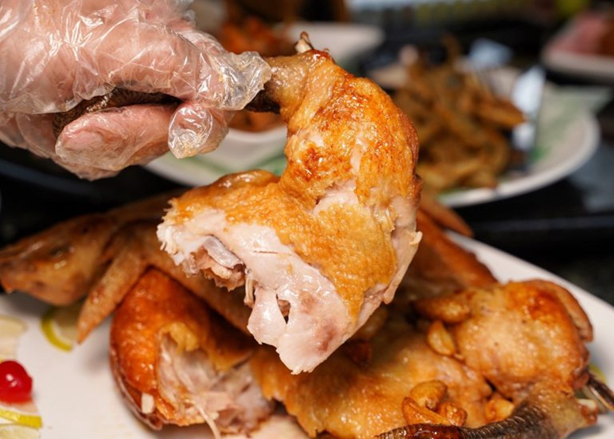 飄香高雄30年！IG爆紅「軌道送餐」土雞城，近30道雞肉料理任選、必點黃金烤雞