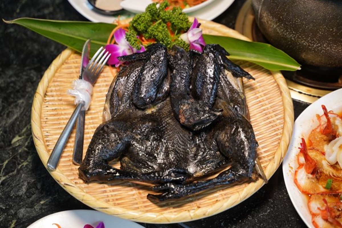 飄香高雄30年！IG爆紅「軌道送餐」土雞城，近30道雞肉料理任選、必點黃金烤雞