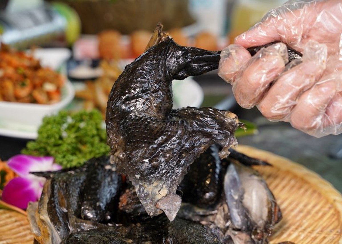 飄香高雄30年！IG爆紅「軌道送餐」土雞城，近30道雞肉料理任選、必點黃金烤雞