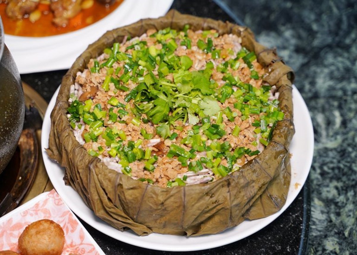 飄香高雄30年！IG爆紅「軌道送餐」土雞城，近30道雞肉料理任選、必點黃金烤雞