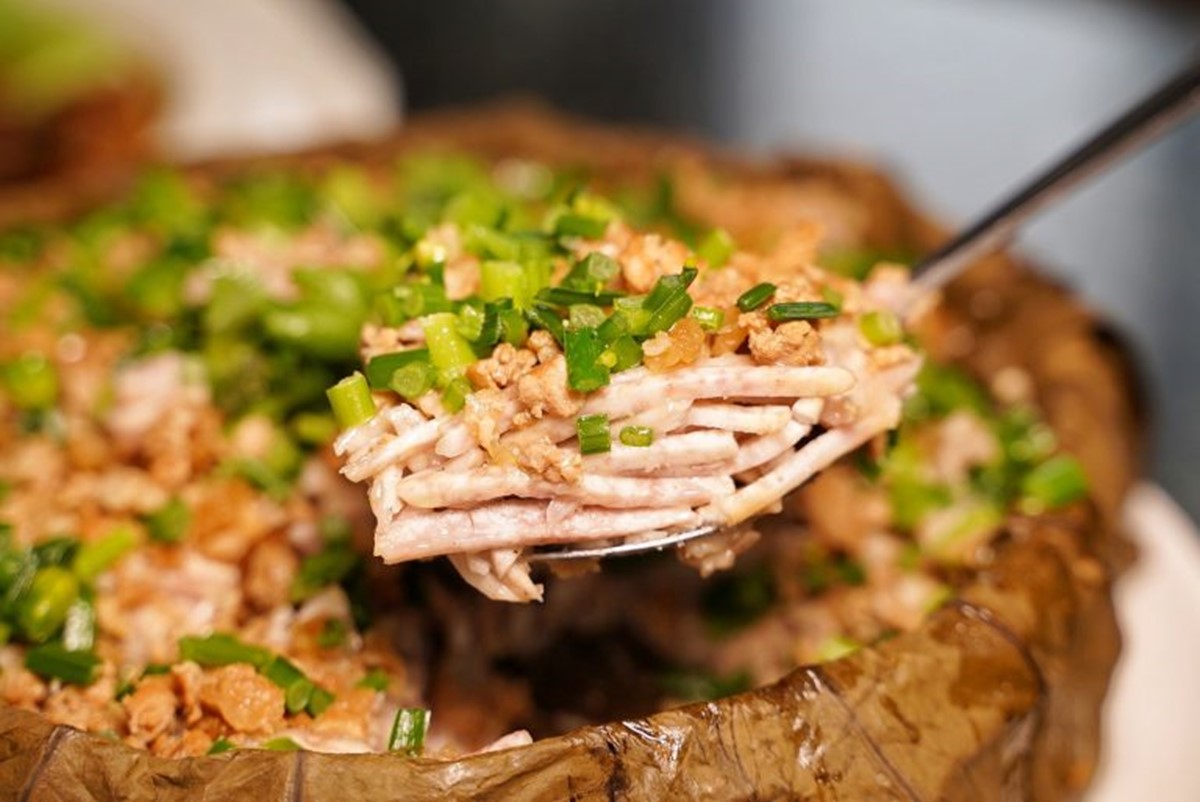 飄香高雄30年！IG爆紅「軌道送餐」土雞城，近30道雞肉料理任選、必點黃金烤雞