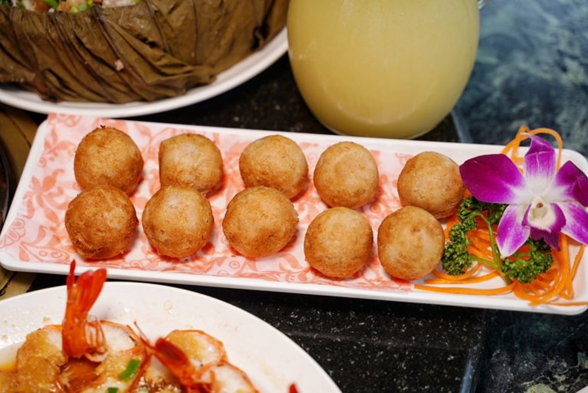 飄香高雄30年！IG爆紅「軌道送餐」土雞城，近30道雞肉料理任選、必點黃金烤雞