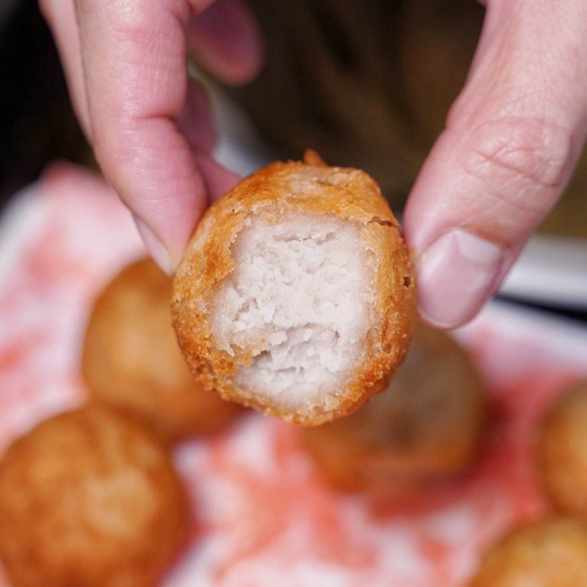 飄香高雄30年！IG爆紅「軌道送餐」土雞城，近30道雞肉料理任選、必點黃金烤雞