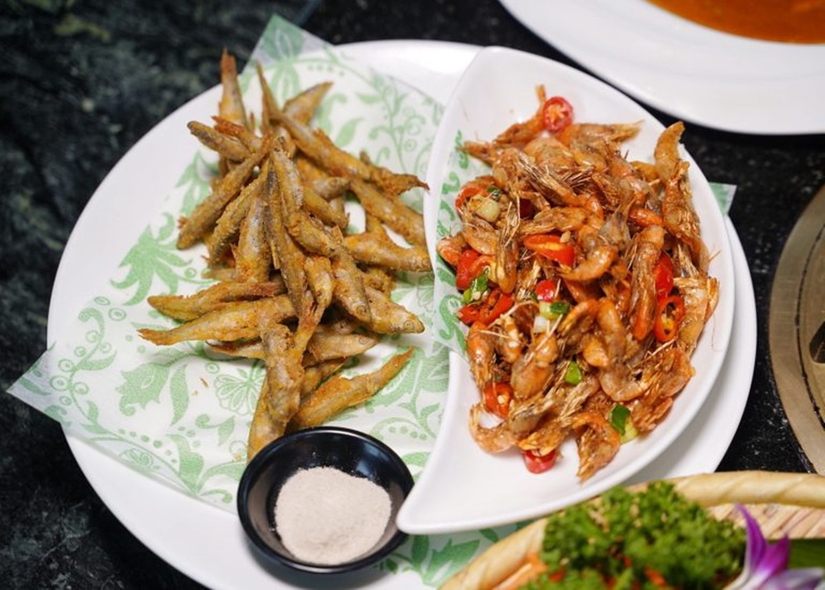 飄香高雄30年！IG爆紅「軌道送餐」土雞城，近30道雞肉料理任選、必點黃金烤雞