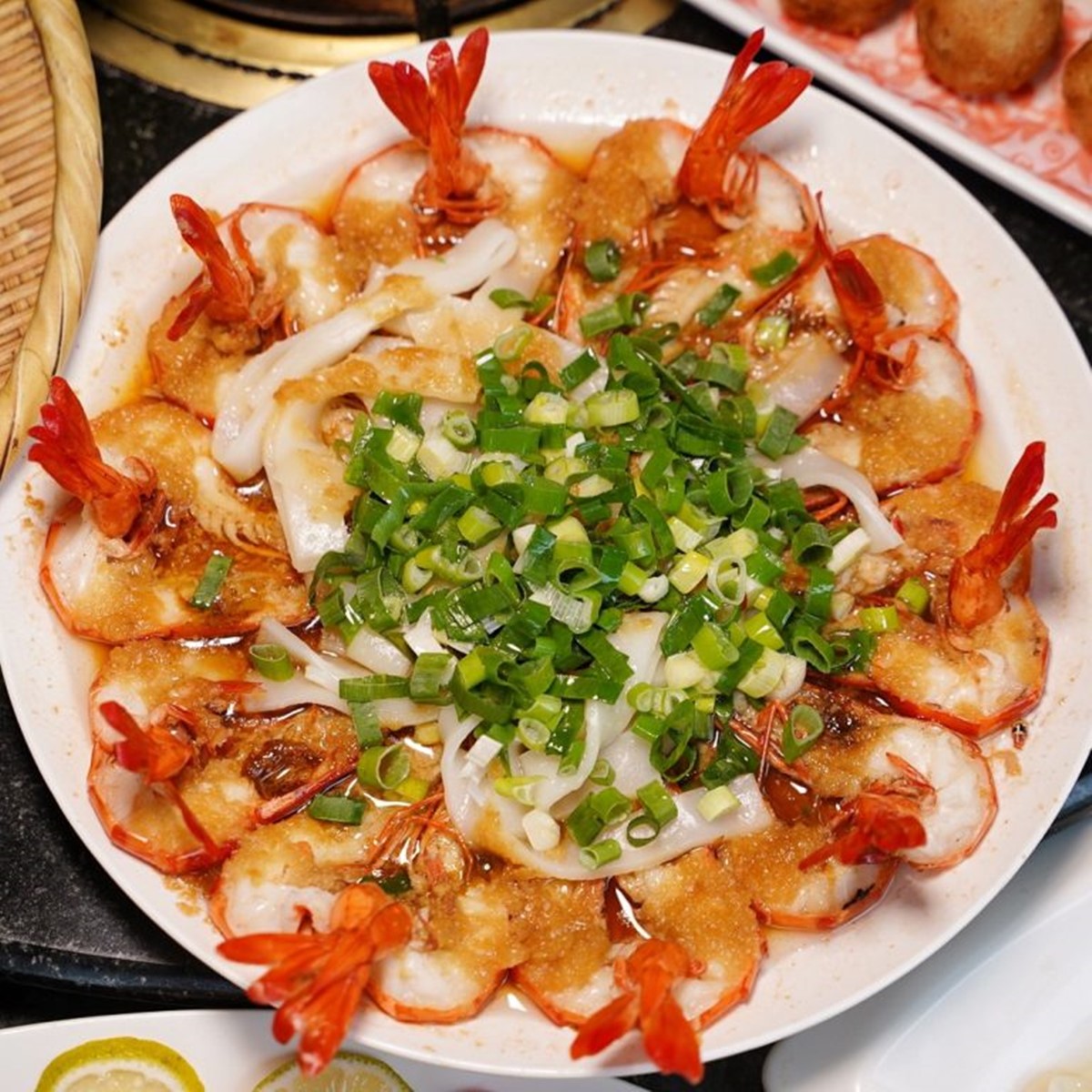 飄香高雄30年！IG爆紅「軌道送餐」土雞城，近30道雞肉料理任選、必點黃金烤雞