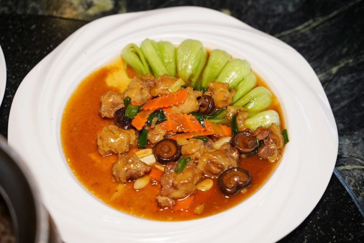 飄香高雄30年！IG爆紅「軌道送餐」土雞城，近30道雞肉料理任選、必點黃金烤雞