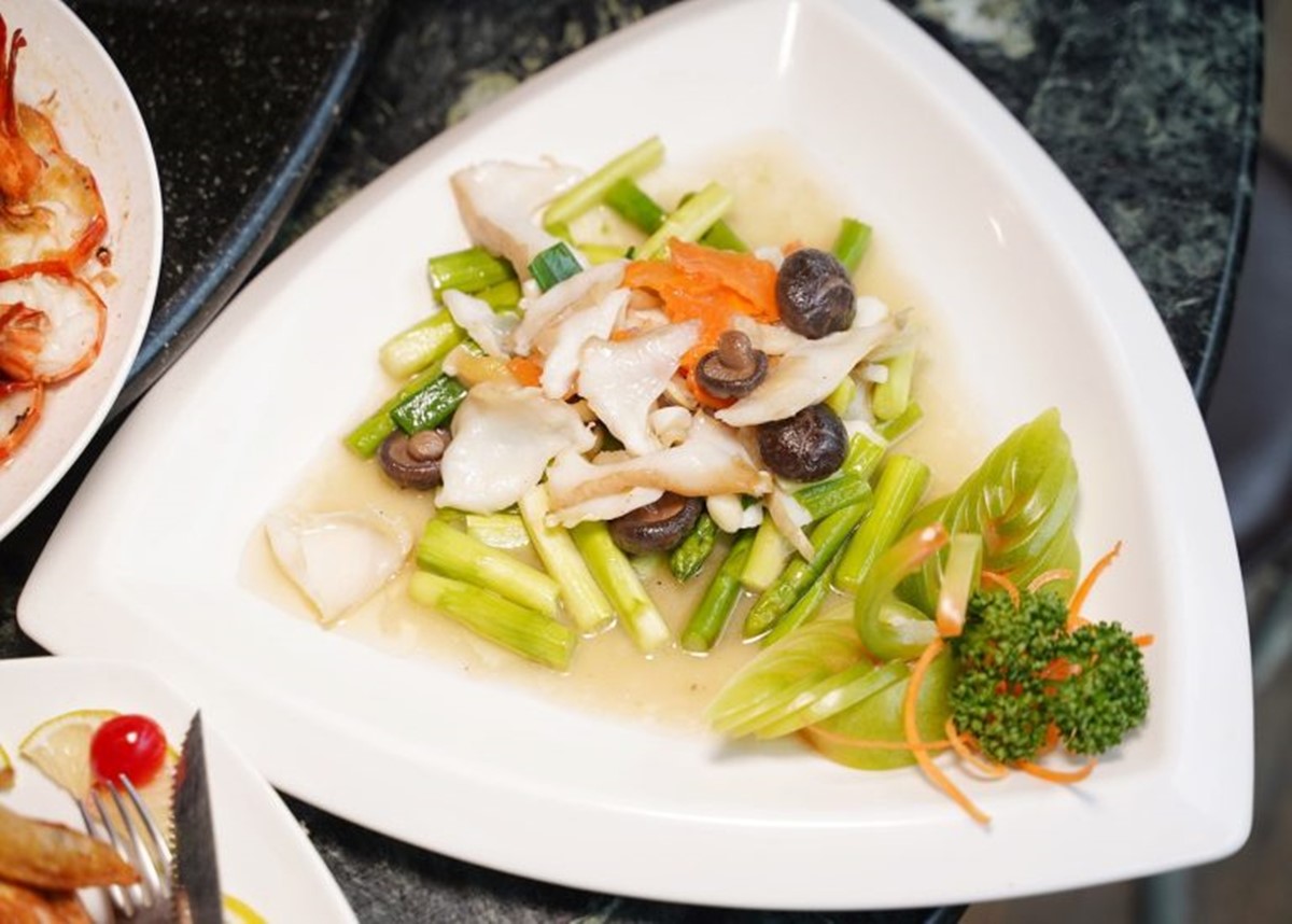 飄香高雄30年！IG爆紅「軌道送餐」土雞城，近30道雞肉料理任選、必點黃金烤雞