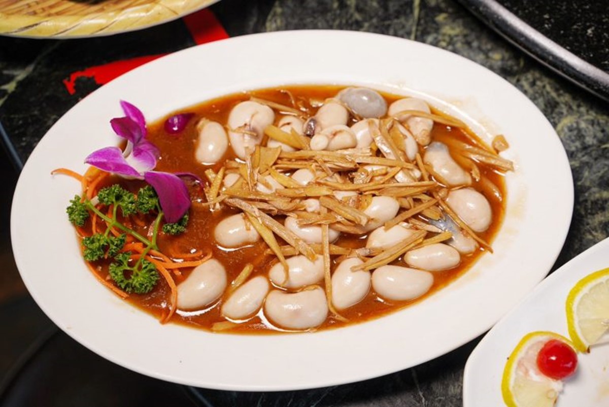 飄香高雄30年！IG爆紅「軌道送餐」土雞城，近30道雞肉料理任選、必點黃金烤雞