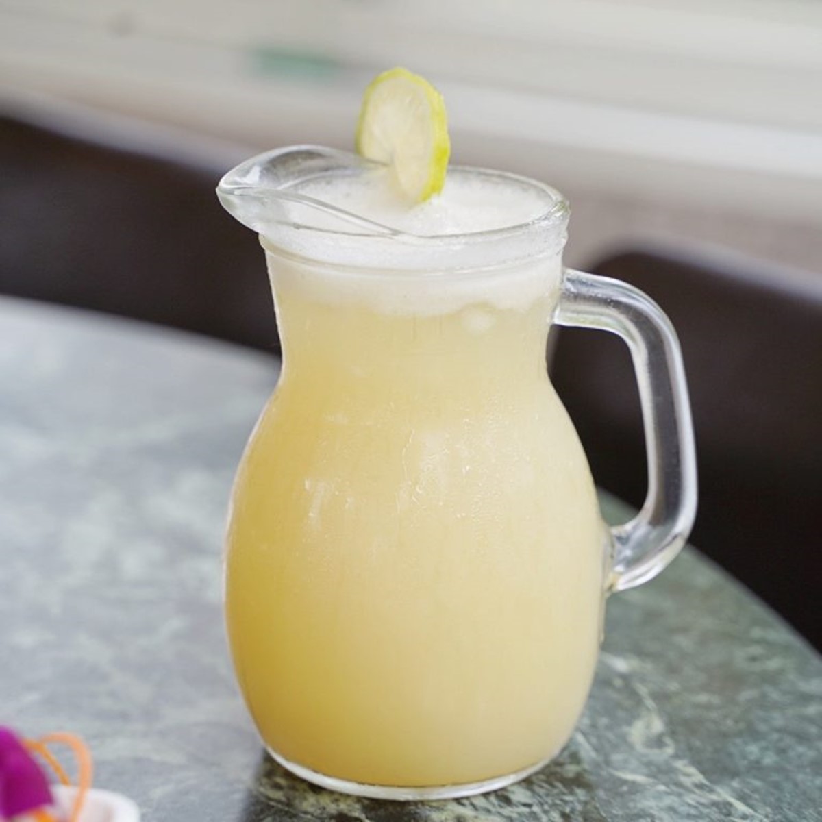 飄香高雄30年！IG爆紅「軌道送餐」土雞城，近30道雞肉料理任選、必點黃金烤雞