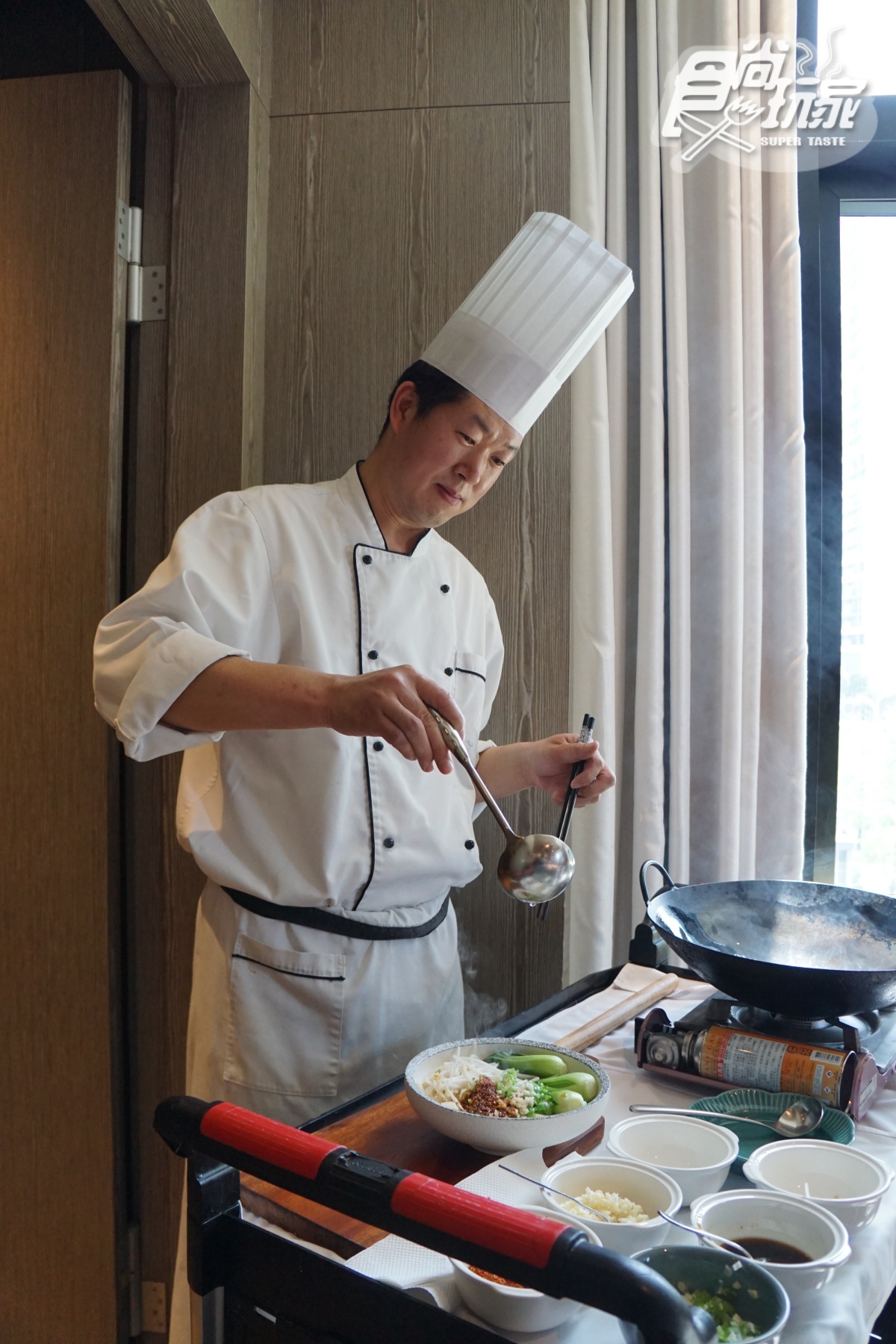 「住這３區」用餐85折！板橋飯店推80道新菜：必嘗桃木燻烤牛肋排、油潑麵