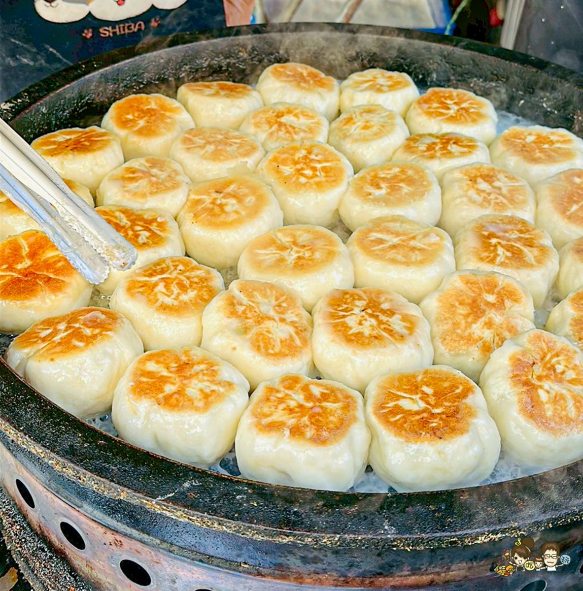 每顆只要18元!高雄人激推「無名水煎包」蔥香四溢,獨創「披薩煎餅」會牽絲 每顆只要18元!高雄人激推「無名水煎包」蔥香四溢,獨創「披薩煎餅」會牽絲