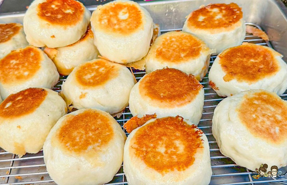 每顆只要18元!高雄人激推「無名水煎包」蔥香四溢,獨創「披薩煎餅」會牽絲 每顆只要18元!高雄人激推「無名水煎包」蔥香四溢,獨創「披薩煎餅」會牽絲