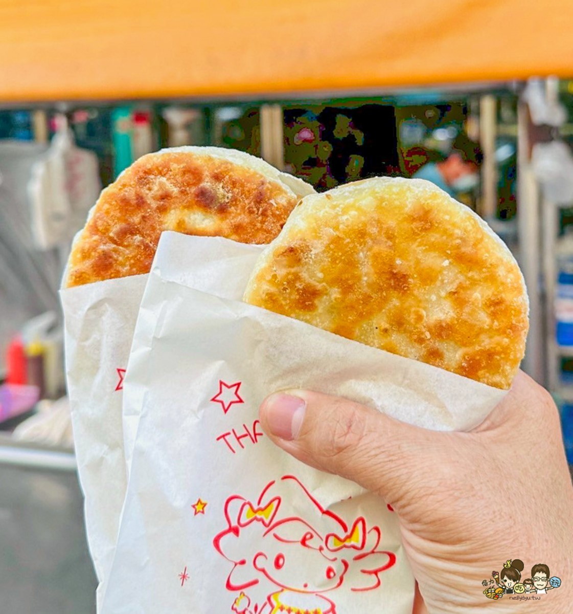 每顆只要18元!高雄人激推「無名水煎包」蔥香四溢,獨創「披薩煎餅」會牽絲 每顆只要18元!高雄人激推「無名水煎包」蔥香四溢,獨創「披薩煎餅」會牽絲