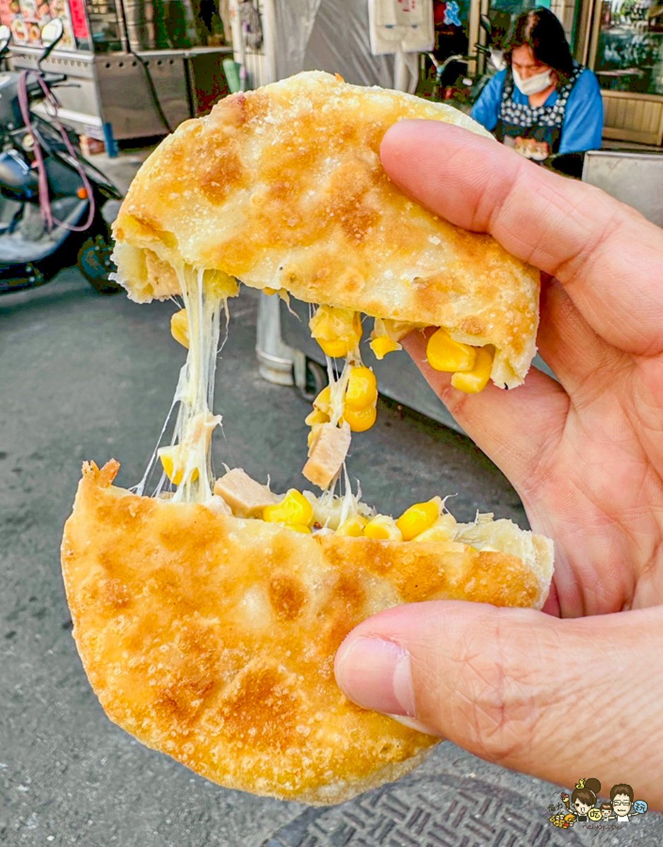 每顆只要18元!高雄人激推「無名水煎包」蔥香四溢,獨創「披薩煎餅」會牽絲 每顆只要18元!高雄人激推「無名水煎包」蔥香四溢,獨創「披薩煎餅」會牽絲