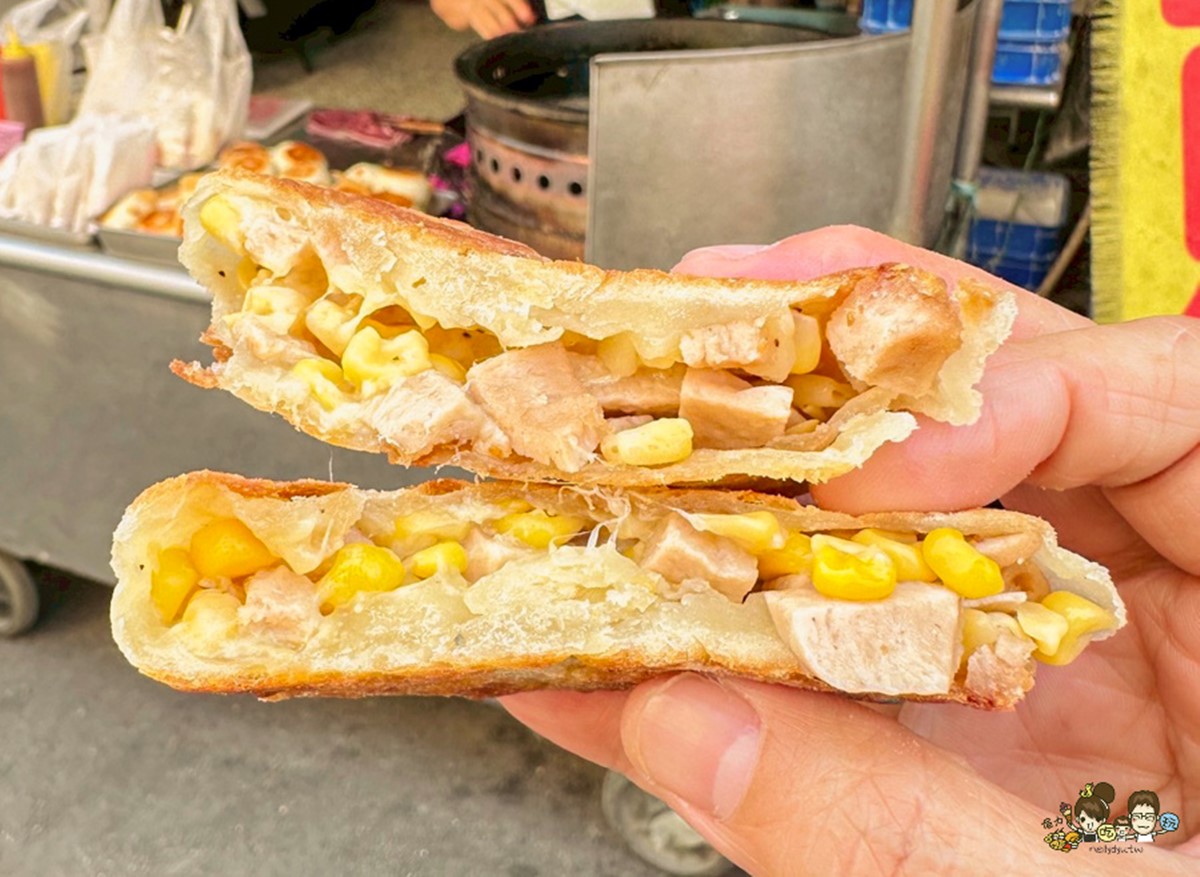 每顆只要18元!高雄人激推「無名水煎包」蔥香四溢,獨創「披薩煎餅」會牽絲 每顆只要18元!高雄人激推「無名水煎包」蔥香四溢,獨創「披薩煎餅」會牽絲