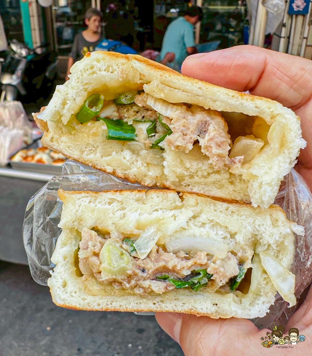每顆只要18元!高雄人激推「無名水煎包」蔥香四溢,獨創「披薩煎餅」會牽絲 每顆只要18元!高雄人激推「無名水煎包」蔥香四溢,獨創「披薩煎餅」會牽絲