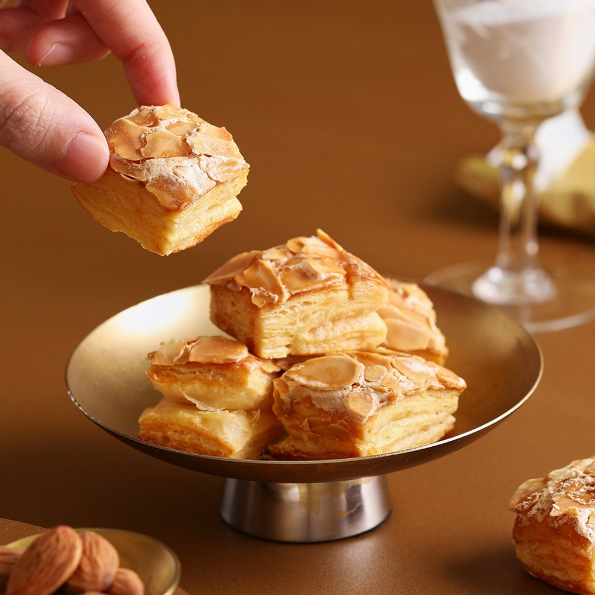 限時74折起！最美手工餅乾店「千層秒殺酥」月銷３萬桶，３口味每一口都酥香