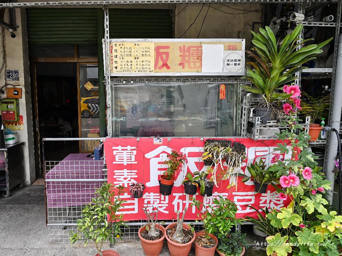 阿姨怕你吃不飽！台中「巨無霸飯糰」45元飽整天，塞爆７種料尺寸堪比恐龍蛋