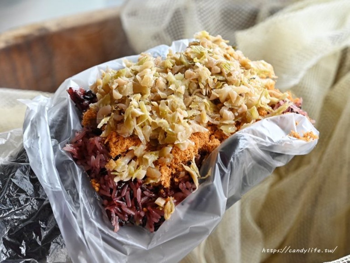 阿姨怕你吃不飽！台中「巨無霸飯糰」45元飽整天，塞爆７種料尺寸堪比恐龍蛋