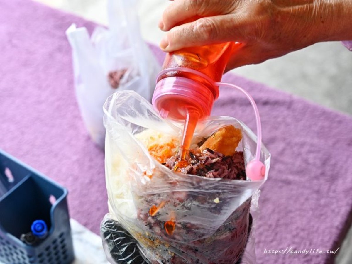 阿姨怕你吃不飽！台中「巨無霸飯糰」45元飽整天，塞爆７種料尺寸堪比恐龍蛋