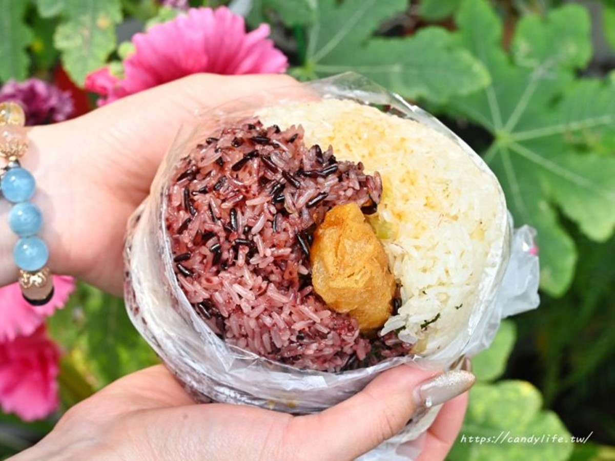 阿姨怕你吃不飽！台中「巨無霸飯糰」45元飽整天，塞爆７種料尺寸堪比恐龍蛋