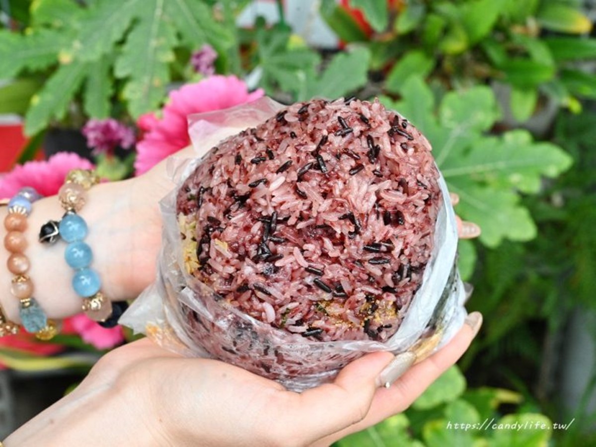 阿姨怕你吃不飽！台中「巨無霸飯糰」45元飽整天，塞爆７種料尺寸堪比恐龍蛋