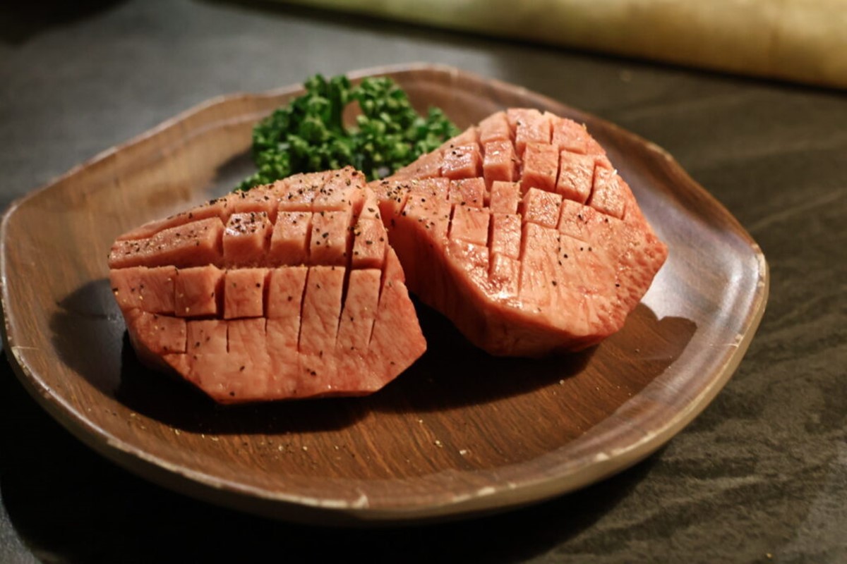 台中燒肉「厚切牛舌」強者！雙人套餐爽嗑６種肉、３種海鮮，壽星免費送肉盤