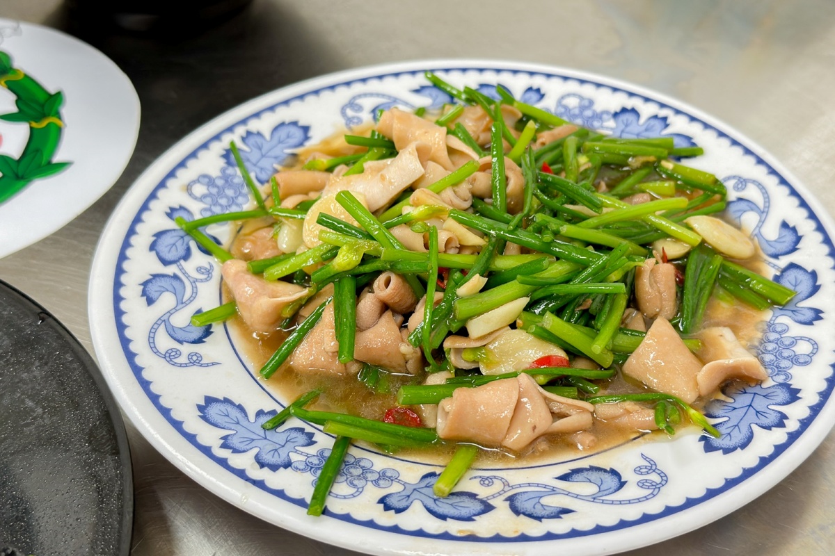 萬則網評朝聖!新竹廟口最夯「鴨肉飯」是這家,老饕激推鴨腿、炒鴨血都必點 萬則網評朝聖!新竹廟口最夯「鴨肉飯」是這家,老饕激推鴨腿、炒鴨血都必點