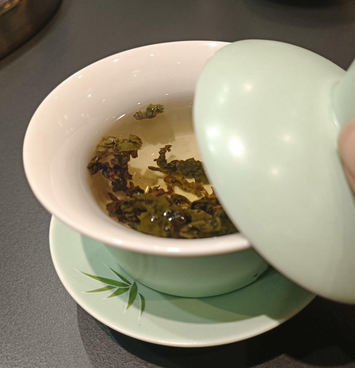 台灣也有正宗爆辣「重慶火鍋」！老饕激推靈魂必點一次看，茶湯、小菜免費續