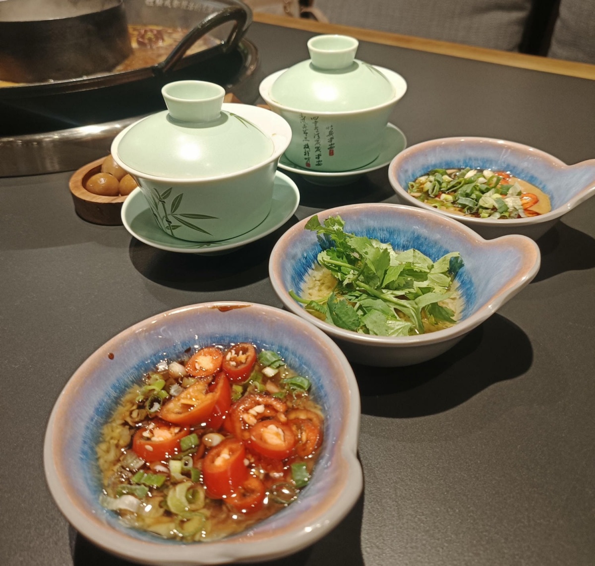 台灣也有正宗爆辣「重慶火鍋」！老饕激推靈魂必點一次看，茶湯、小菜免費續