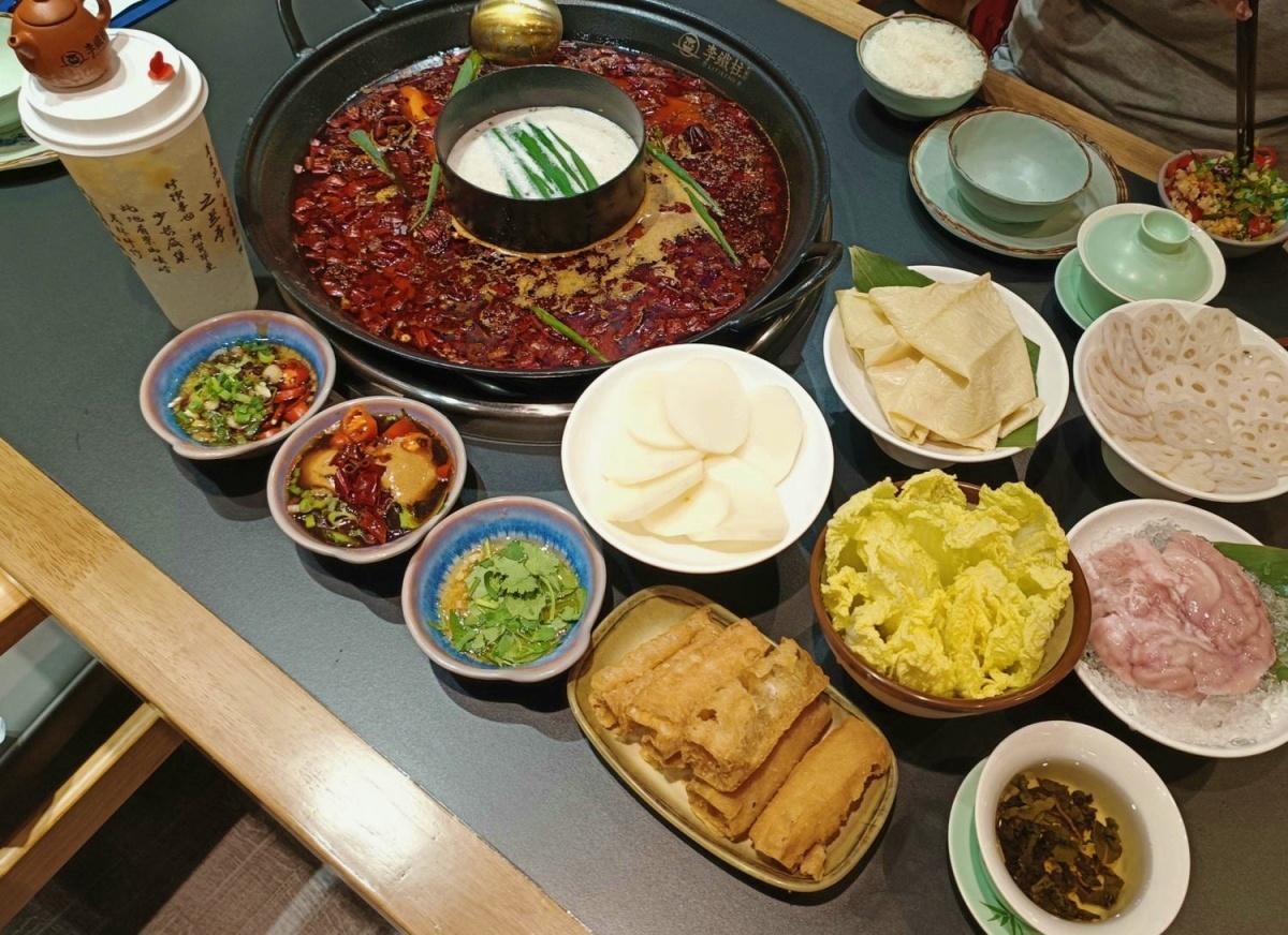 台灣也有正宗爆辣「重慶火鍋」！老饕激推靈魂必點一次看，茶湯、小菜免費續