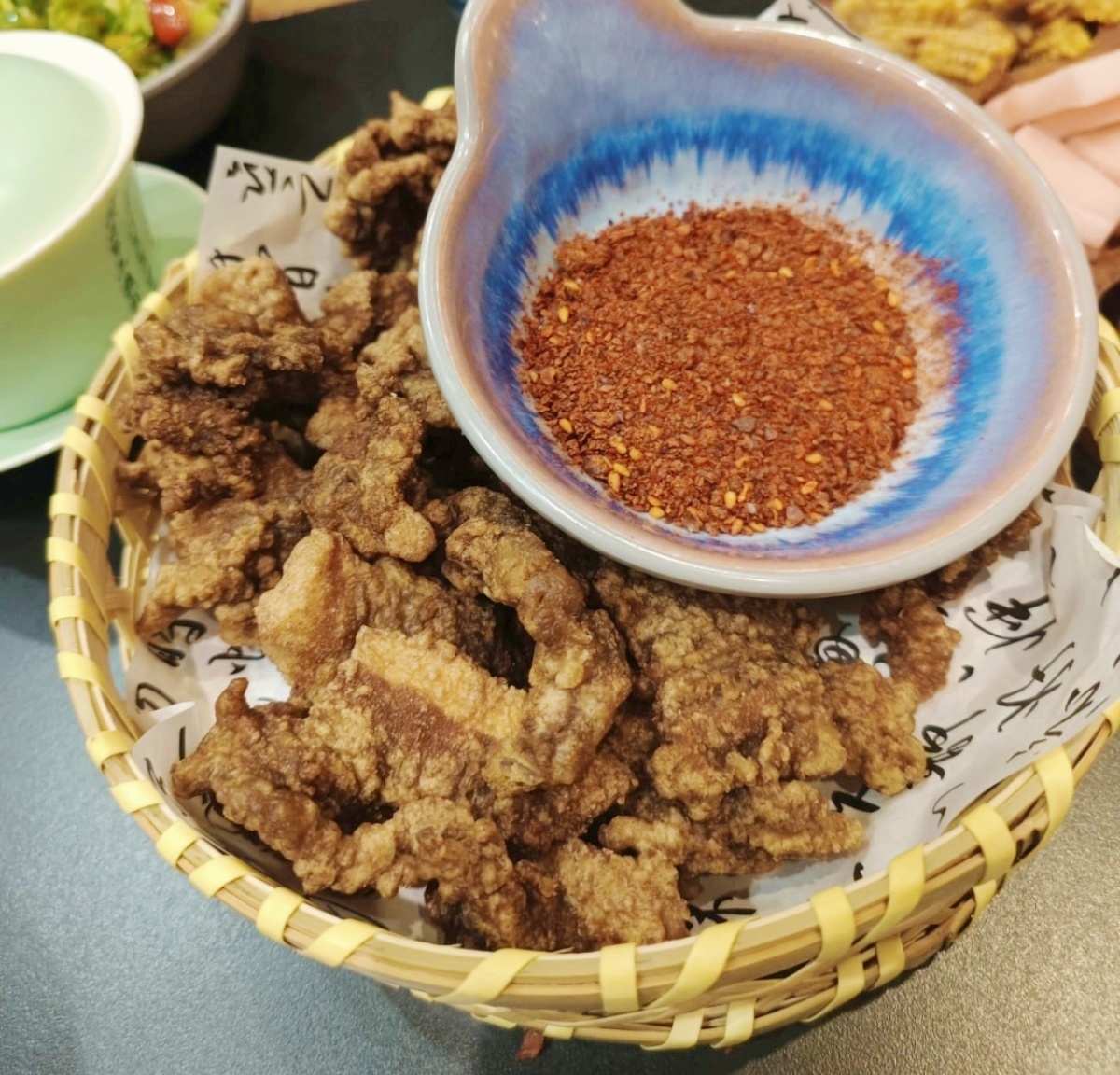 台灣也有正宗爆辣「重慶火鍋」！老饕激推靈魂必點一次看，茶湯、小菜免費續