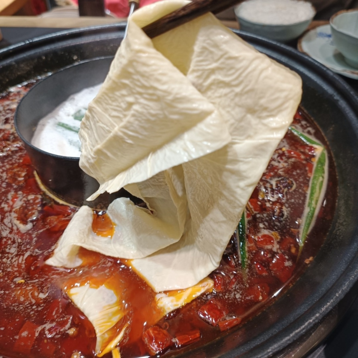 台灣也有正宗爆辣「重慶火鍋」！老饕激推靈魂必點一次看，茶湯、小菜免費續