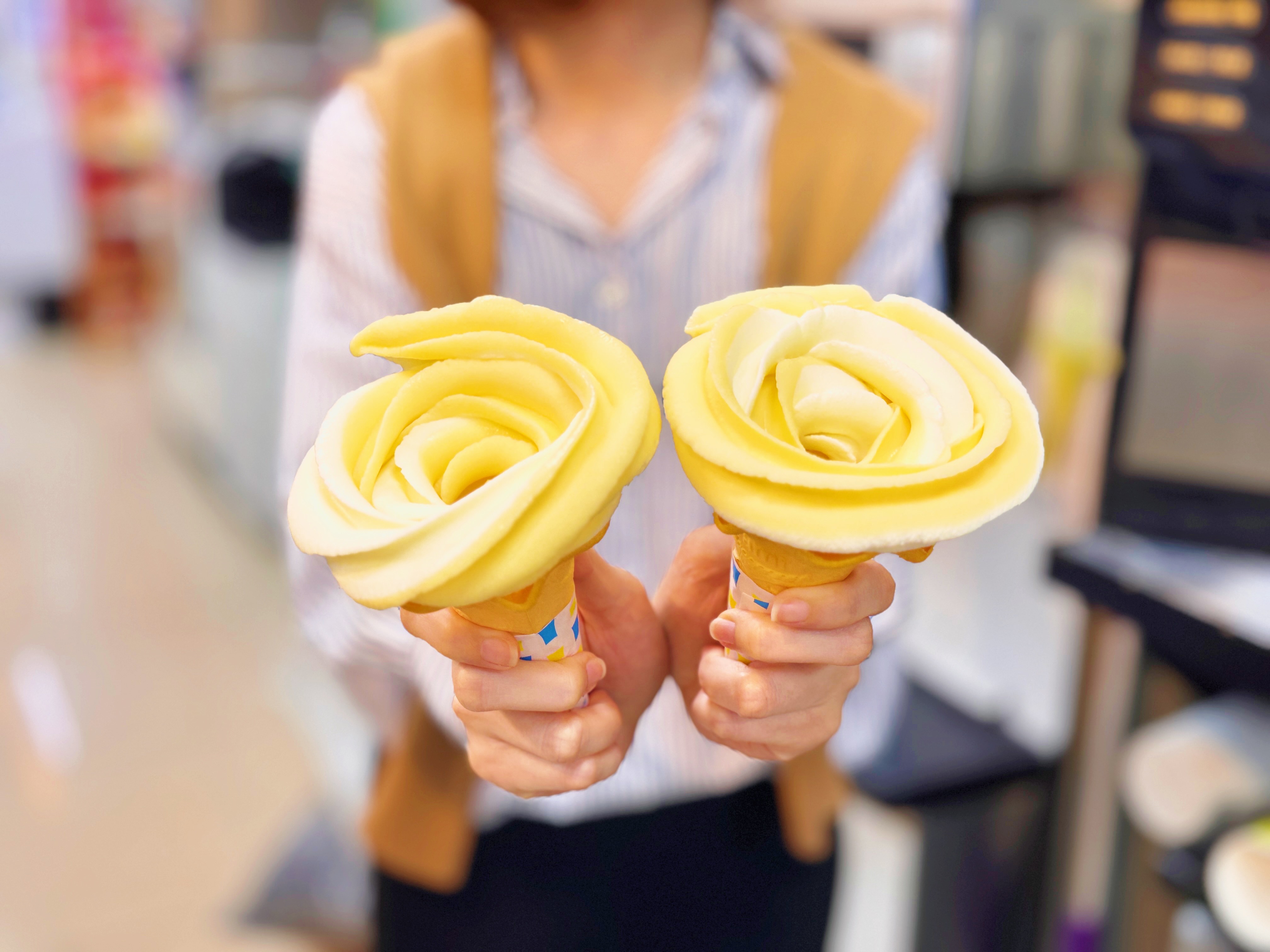 超商首見「玫瑰造型霜淇淋」買一送一!全家、7-11母親節優惠,咖啡買一送一 超商首見「玫瑰造型霜淇淋」買一送一!全家、7-11母親節優惠,咖啡買一送一