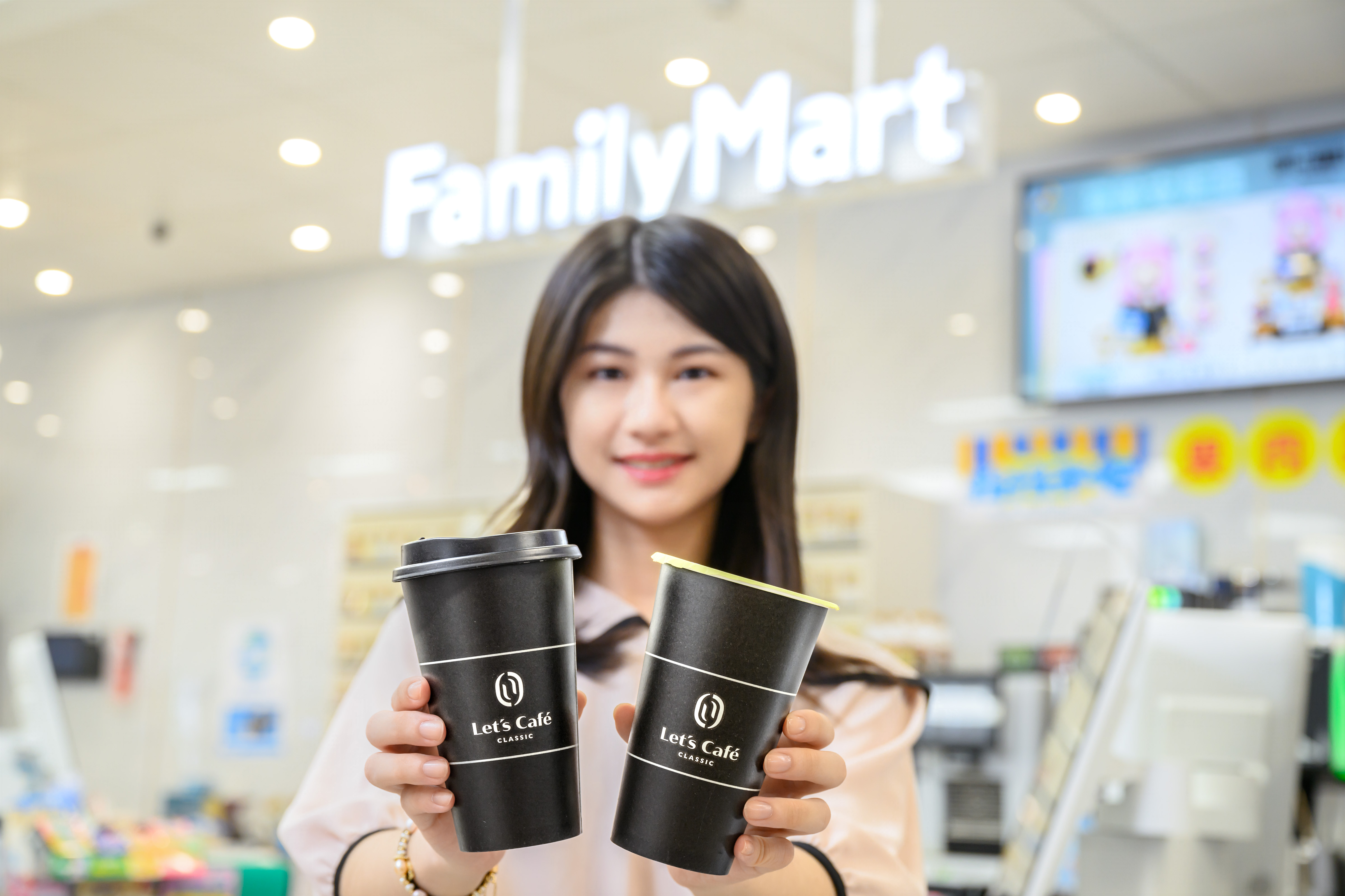 超商首見「玫瑰造型霜淇淋」買一送一!全家、7-11母親節優惠,咖啡買一送一 超商首見「玫瑰造型霜淇淋」買一送一!全家、7-11母親節優惠,咖啡買一送一