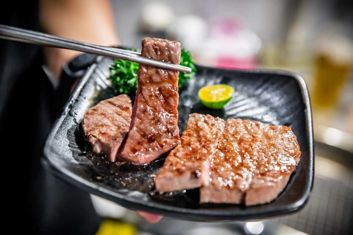 加99元和牛吃到飽！地表最強「燒肉吃到飽」手搖搬進店，手臂蝦、生蠔無限吃