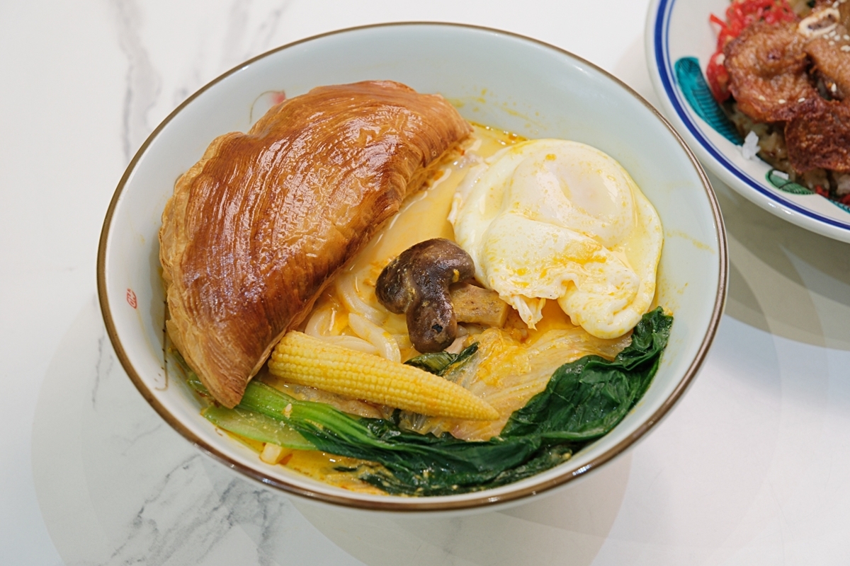 主餐第２份半價！上海風味麵食館創新吃法，必點胡椒鍋燒意麵、酥皮綠咖哩麵