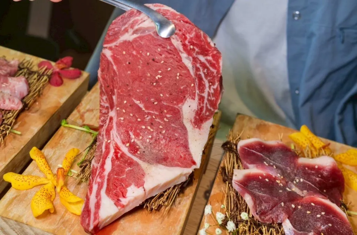 全台第一家軌道火烤兩吃!頂級海陸食材吃到飽689元起,加價啤酒無限暢飲 全台第一家軌道火烤兩吃!頂級海陸食材吃到飽689元起,加價啤酒無限暢飲