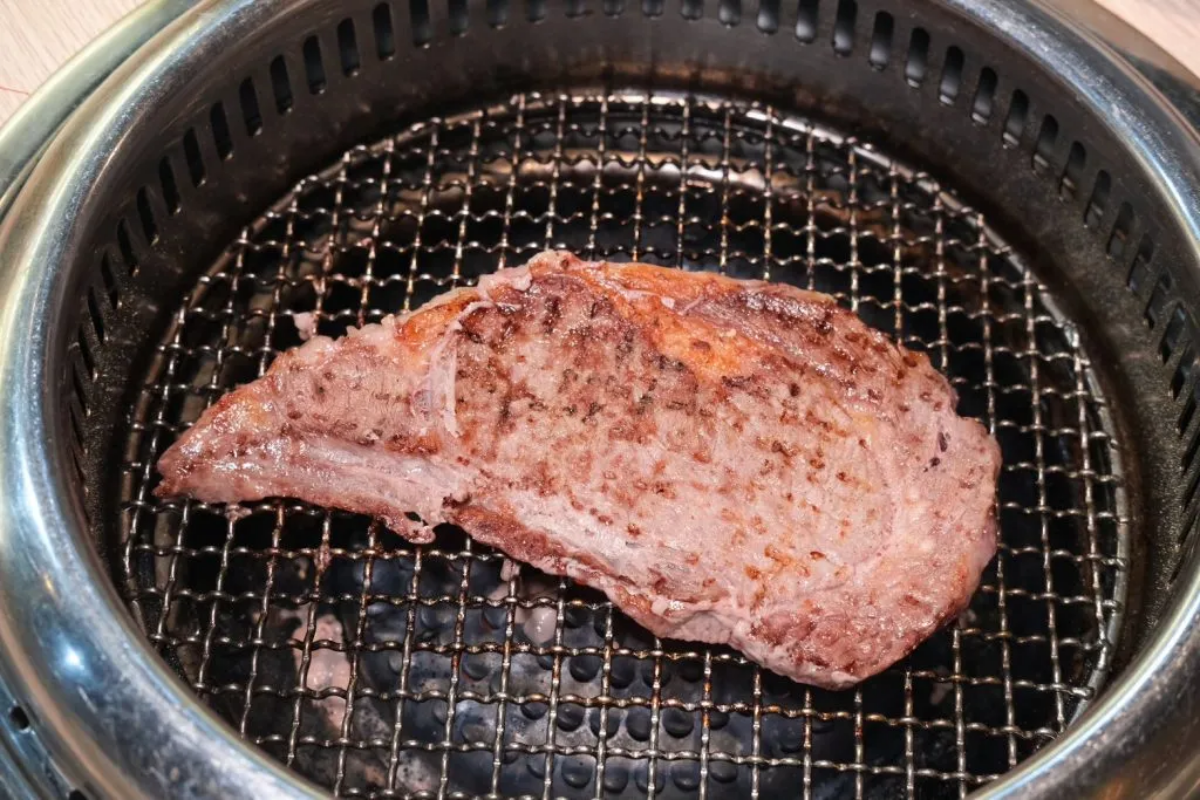 全台第一家軌道火烤兩吃！頂級海陸食材吃到飽689元起，加價啤酒無限暢飲