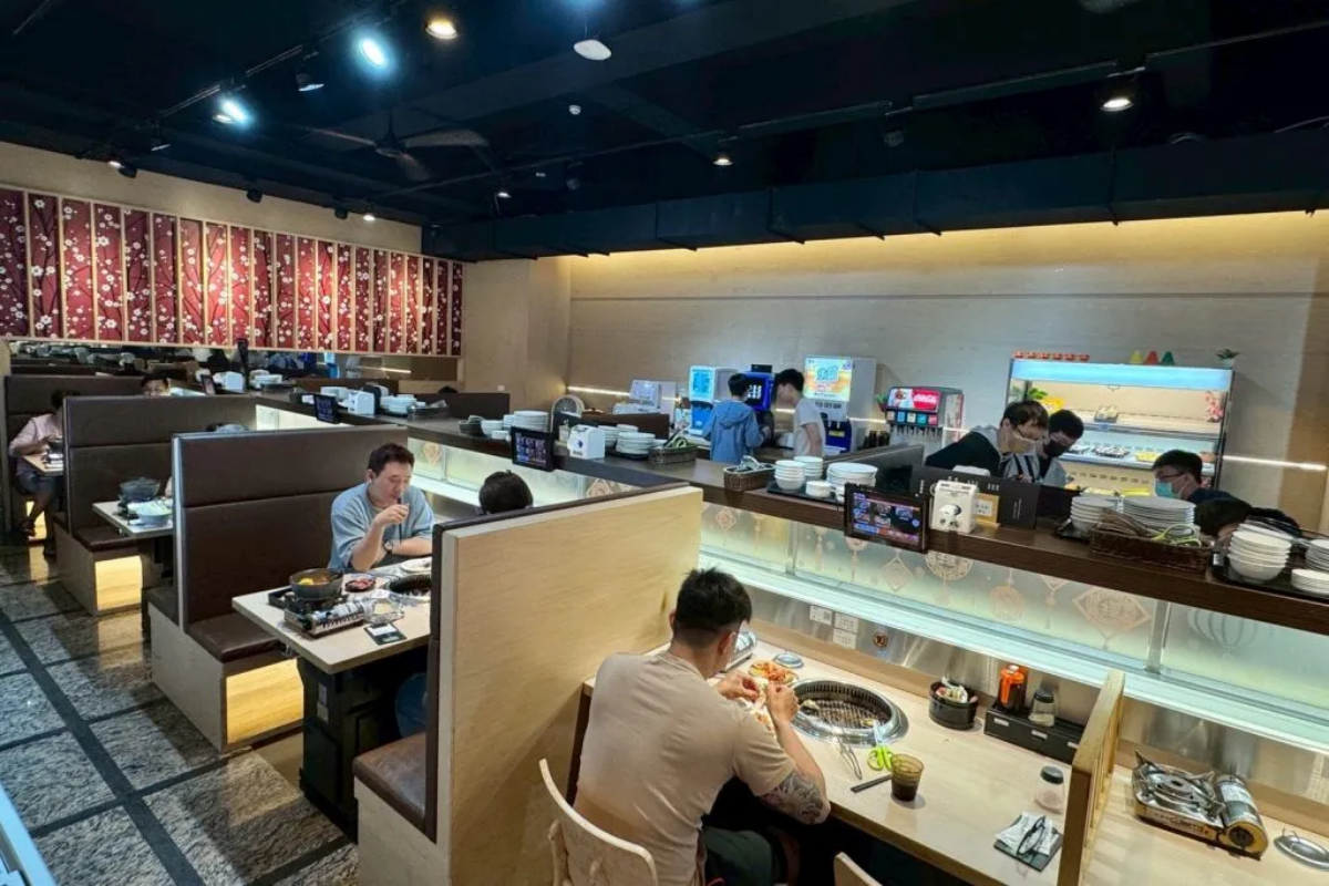全台第一家軌道火烤兩吃！頂級海陸食材吃到飽689元起，加價啤酒無限暢飲