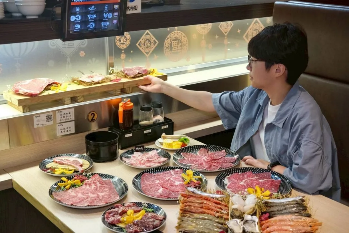 全台第一家軌道火烤兩吃!頂級海陸食材吃到飽689元起,加價啤酒無限暢飲 全台第一家軌道火烤兩吃!頂級海陸食材吃到飽689元起,加價啤酒無限暢飲