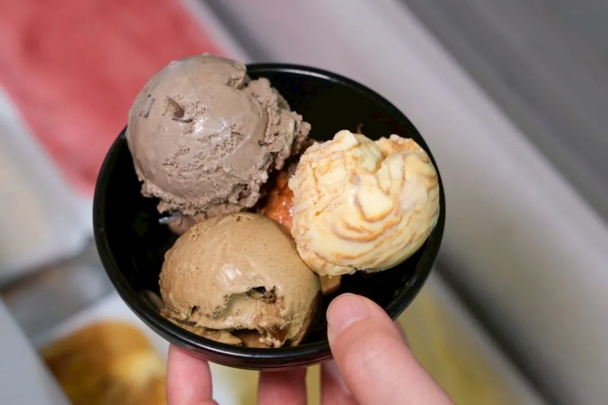 全台第一家軌道火烤兩吃！頂級海陸食材吃到飽689元起，加價啤酒無限暢飲