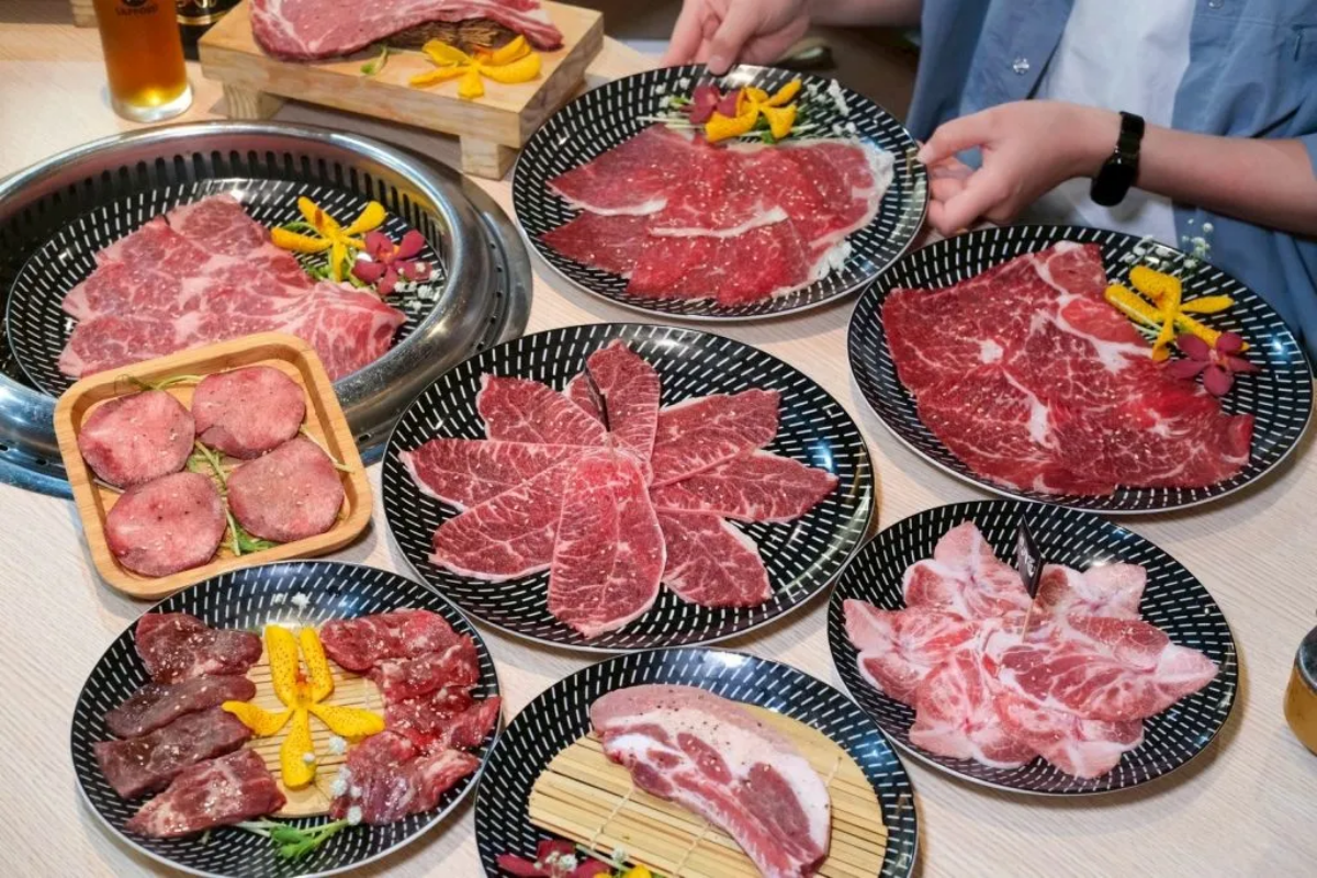 全台第一家軌道火烤兩吃！頂級海陸食材吃到飽689元起，加價啤酒無限暢飲