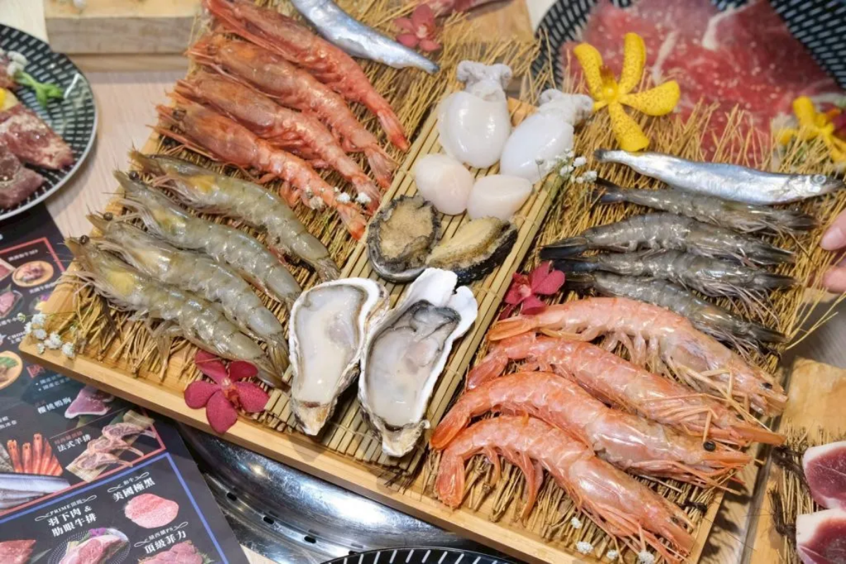 全台第一家軌道火烤兩吃！頂級海陸食材吃到飽689元起，加價啤酒無限暢飲