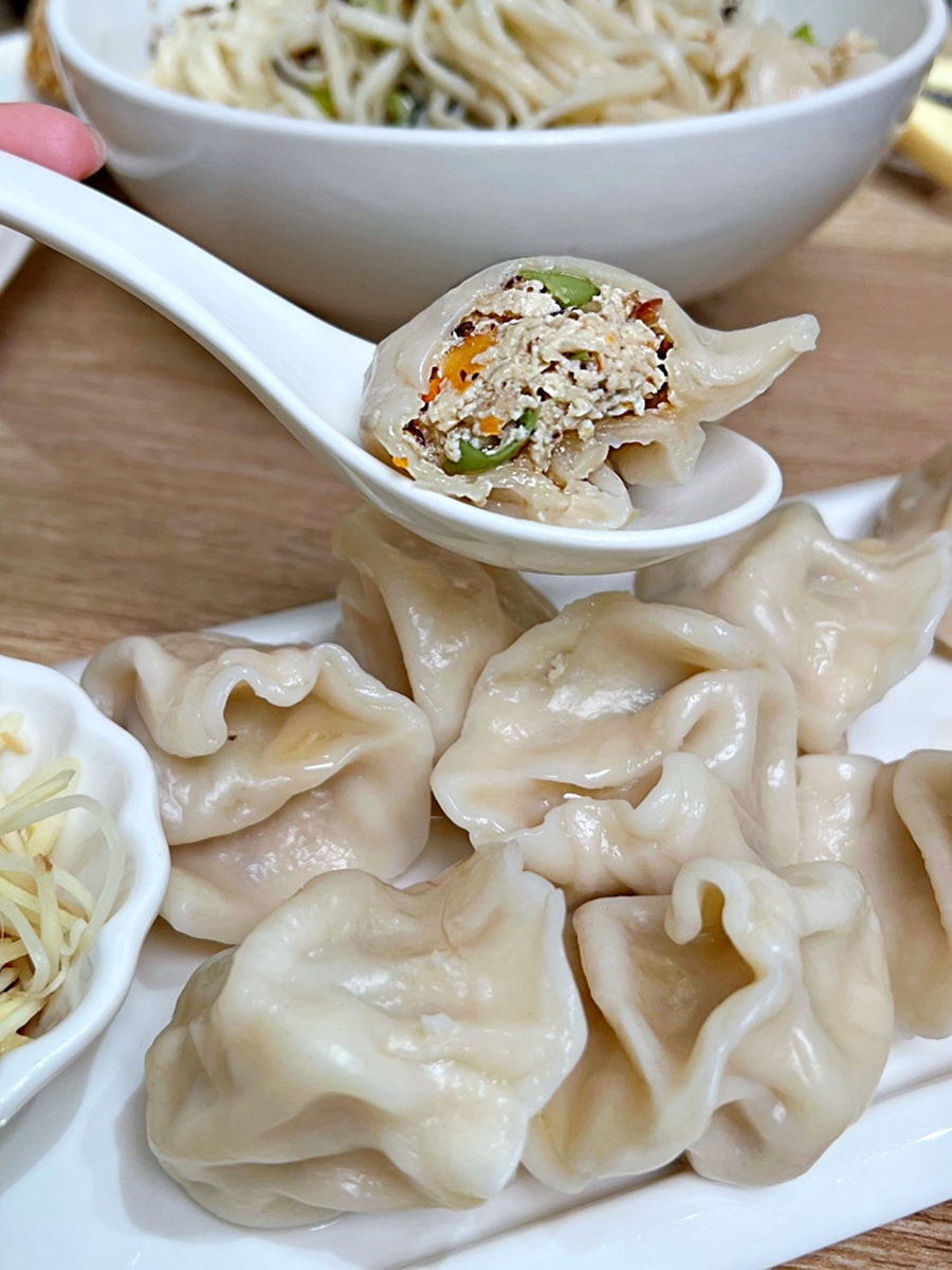 點餐享椰湯拉麵半價!高CP蔬食店推「臭豆腐水餃」,再送自助吧吃到飽 點餐享椰湯拉麵半價!高CP蔬食店推「臭豆腐水餃」,再送自助吧吃到飽