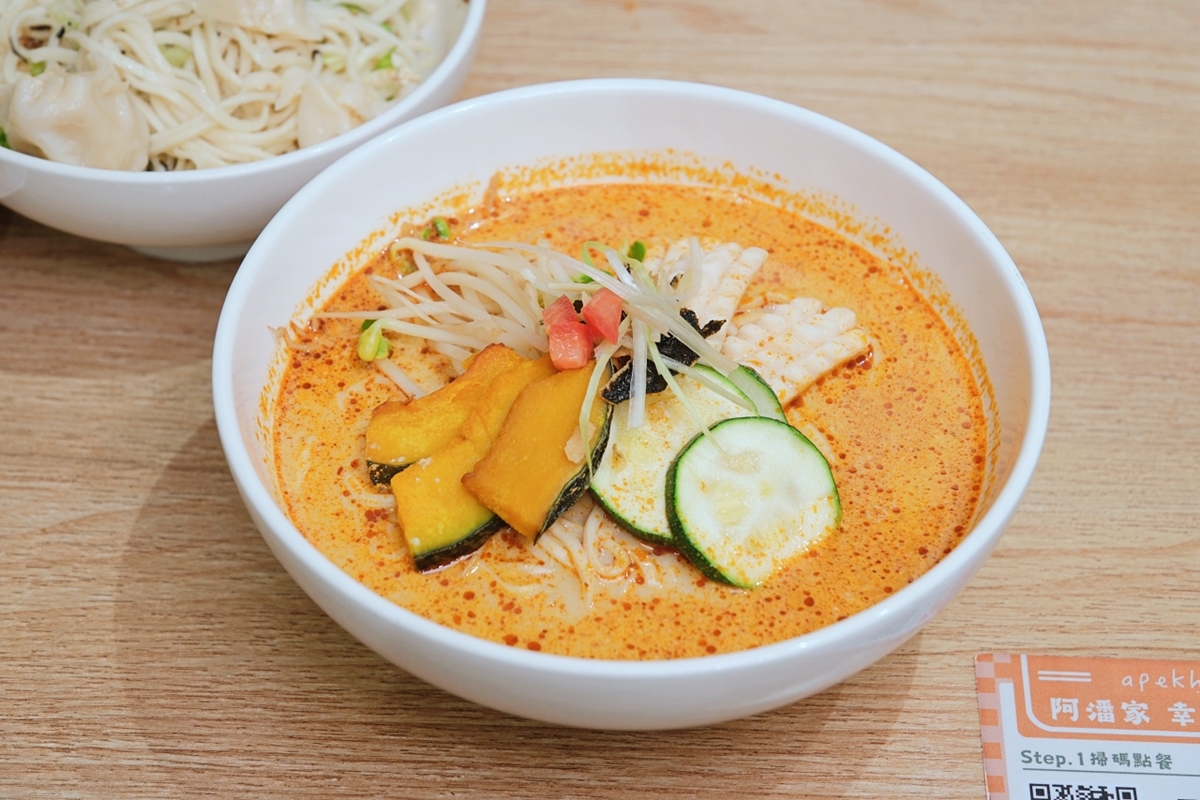 點餐享椰湯拉麵半價！高CP蔬食店推「臭豆腐水餃」，再送自助吧吃到飽