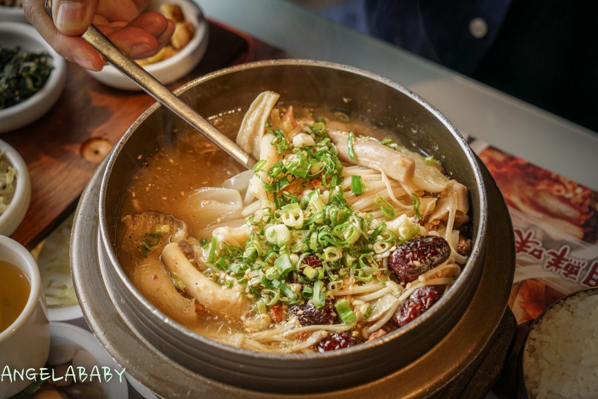 30款小菜吃到飽!在地人大推「韓式料理」260元開吃,大分量銅盤烤肉超浮誇 30款小菜吃到飽!在地人大推「韓式料理」260元開吃,大分量銅盤烤肉超浮誇