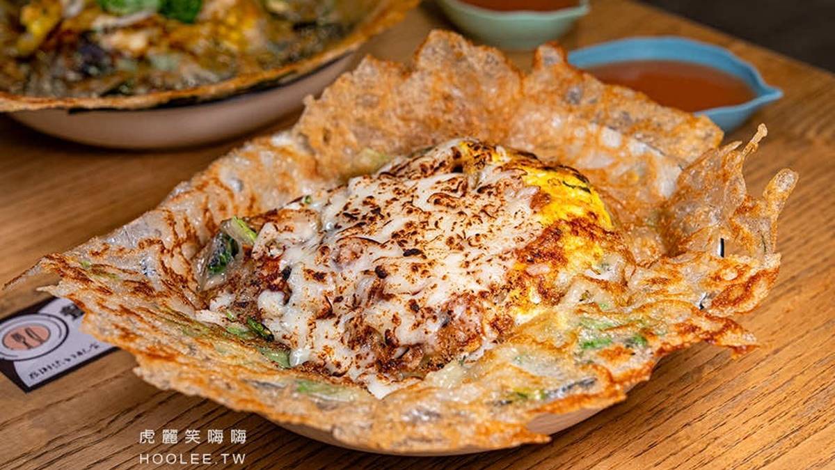 這裡的蚵仔煎一點都不平凡，中間竟然藏了炒泡麵！（圖片來源：虎麗笑嗨嗨）